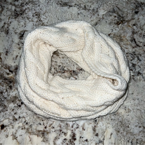 Banana Republics Cream Wool and Cashmere Blend Cable Knit Cowl Scarf - Picture 1 of 5